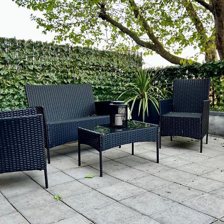 Stylish One-Bedroom Rental With Private Patio In Zone 2 London Bagian luar foto