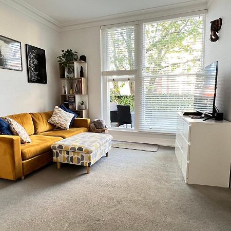 Stylish One-Bedroom Rental With Private Patio In Zone 2 London Bagian luar foto