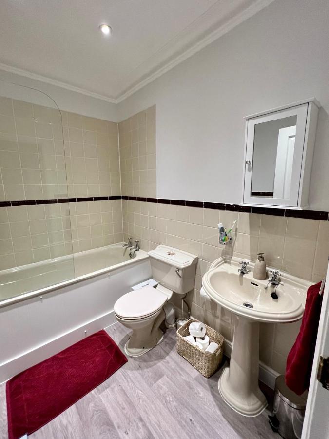 Stylish One-Bedroom Rental With Private Patio In Zone 2 London Bagian luar foto
