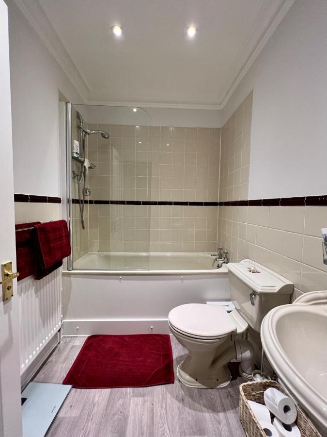 Stylish One-Bedroom Rental With Private Patio In Zone 2 London Bagian luar foto