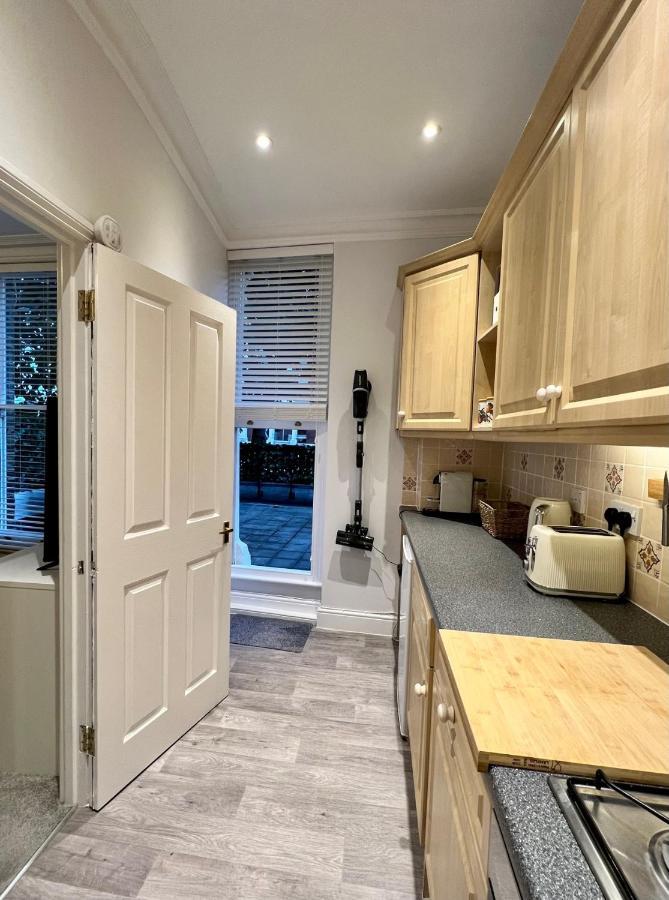 Stylish One-Bedroom Rental With Private Patio In Zone 2 London Bagian luar foto