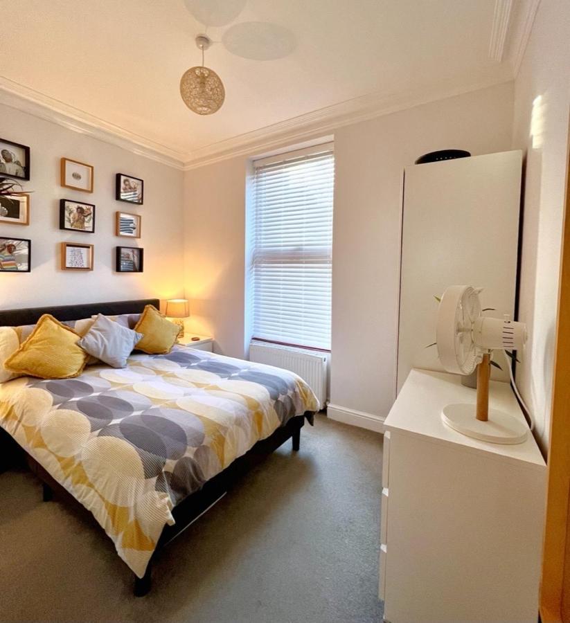 Stylish One-Bedroom Rental With Private Patio In Zone 2 London Bagian luar foto