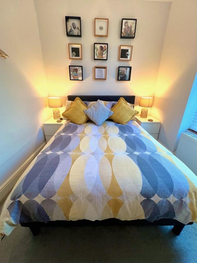Stylish One-Bedroom Rental With Private Patio In Zone 2 London Bagian luar foto