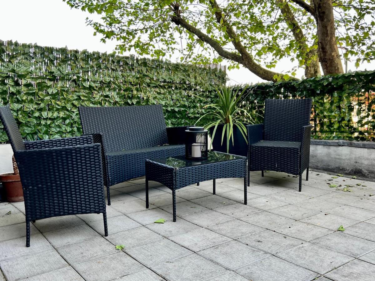 Stylish One-Bedroom Rental With Private Patio In Zone 2 London Bagian luar foto