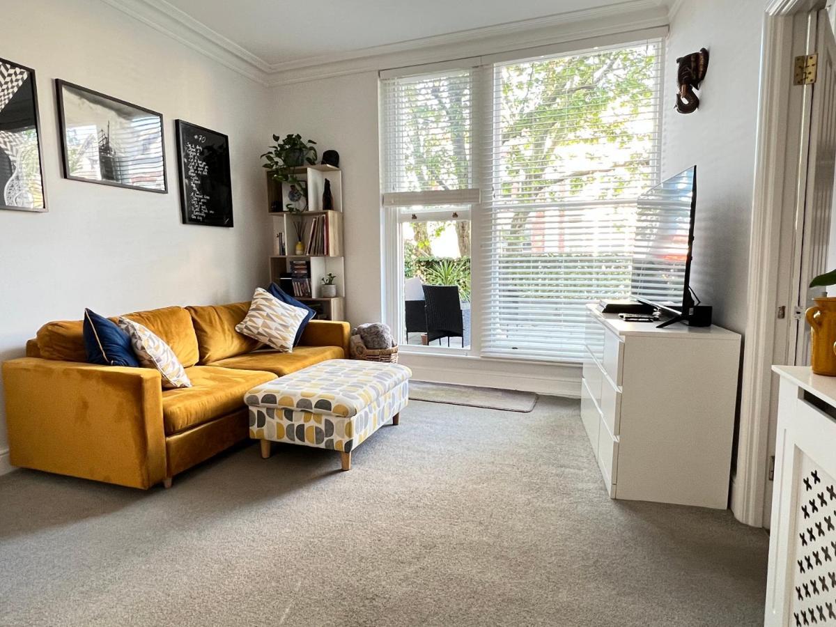 Stylish One-Bedroom Rental With Private Patio In Zone 2 London Bagian luar foto