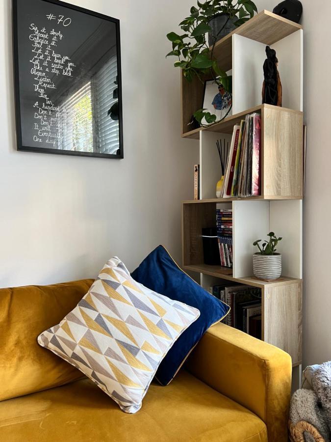 Stylish One-Bedroom Rental With Private Patio In Zone 2 London Bagian luar foto