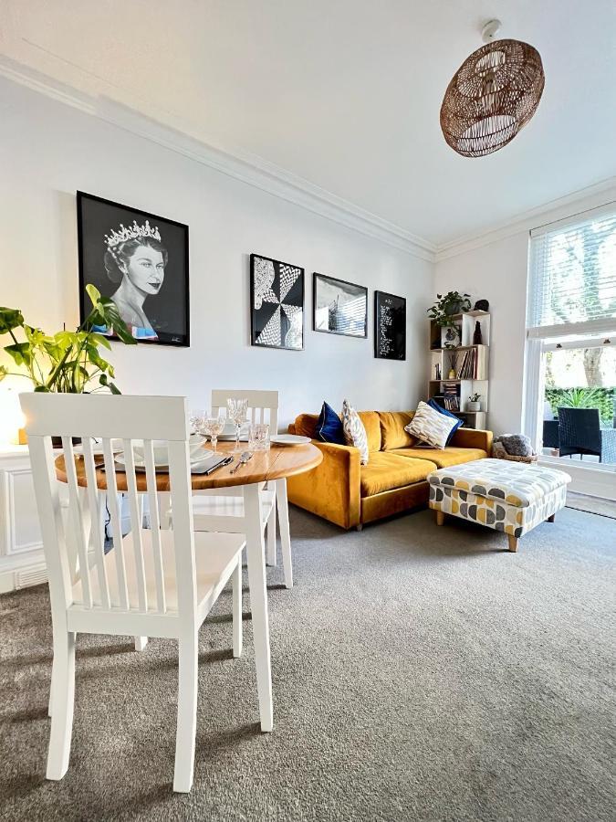 Stylish One-Bedroom Rental With Private Patio In Zone 2 London Bagian luar foto