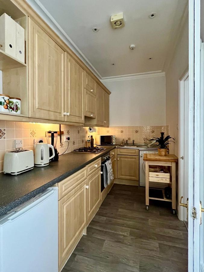 Stylish One-Bedroom Rental With Private Patio In Zone 2 London Bagian luar foto