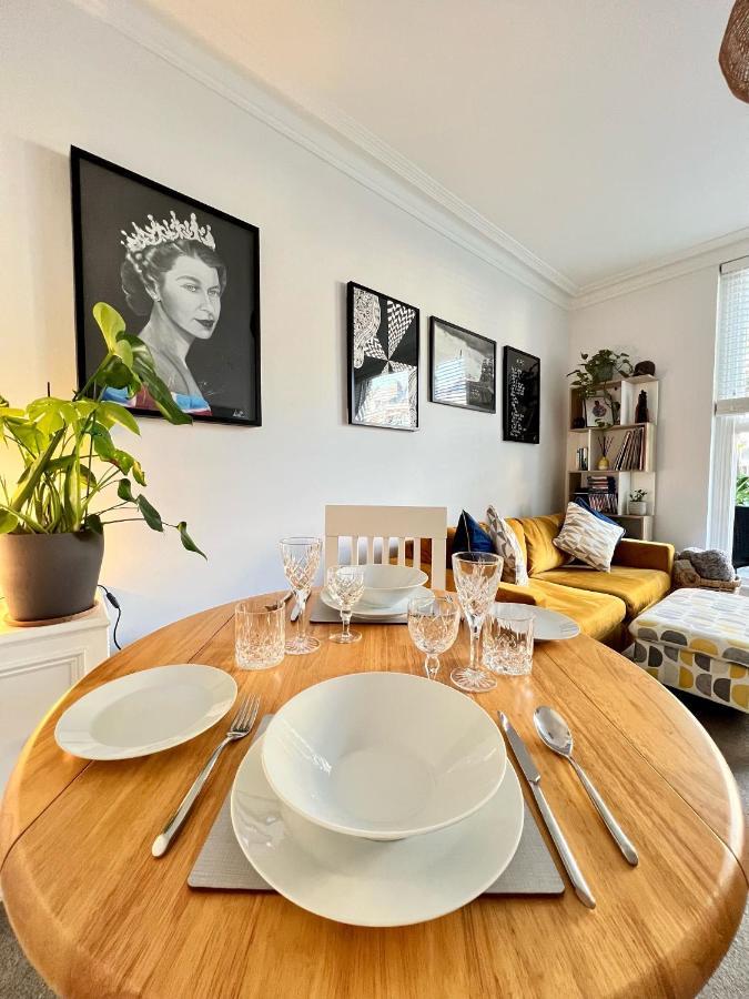 Stylish One-Bedroom Rental With Private Patio In Zone 2 London Bagian luar foto