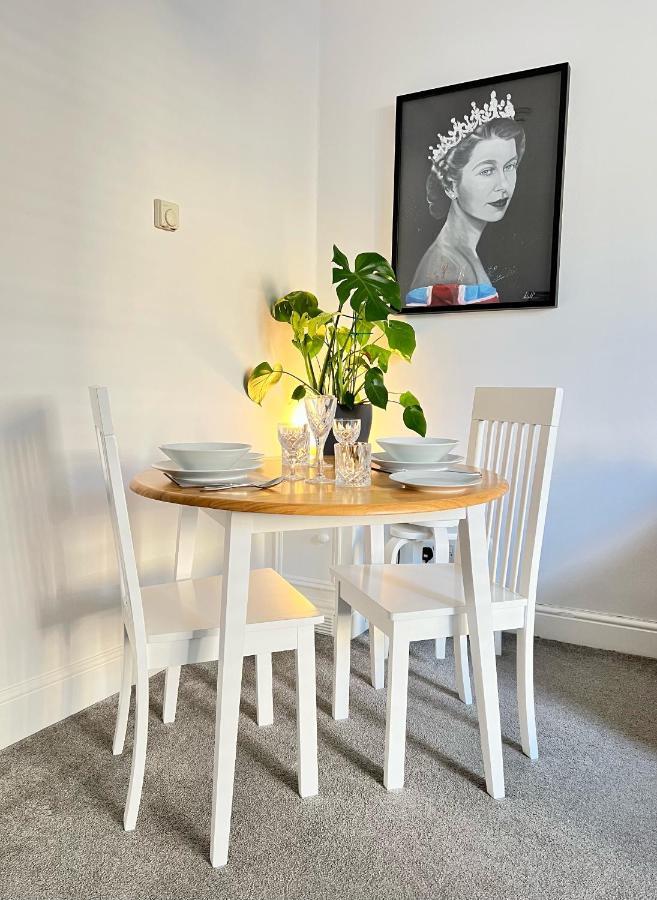 Stylish One-Bedroom Rental With Private Patio In Zone 2 London Bagian luar foto