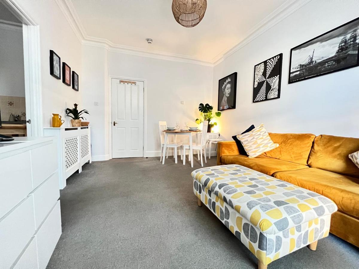 Stylish One-Bedroom Rental With Private Patio In Zone 2 London Bagian luar foto